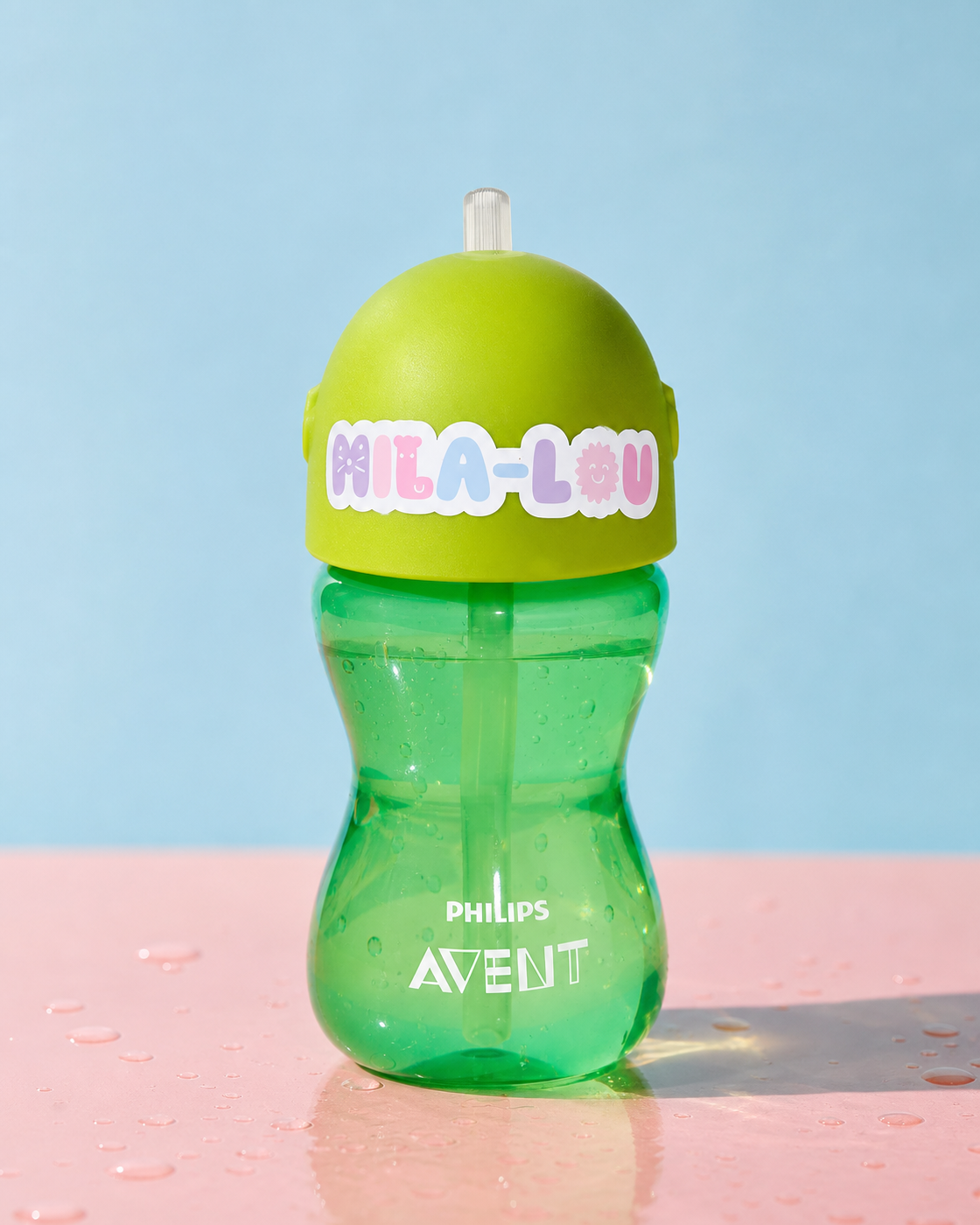 Groene drinkfles met een kleurrijke Mila-Lou naamsticker