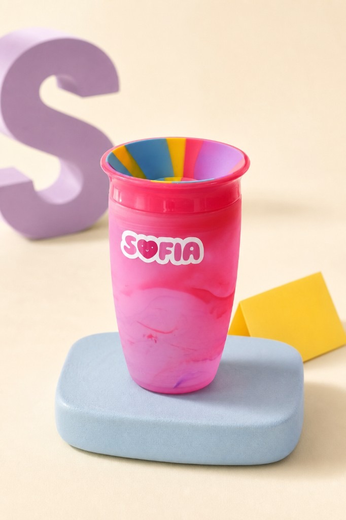 Roze drinkbeker met een kleurrijke Sofia naamsticker